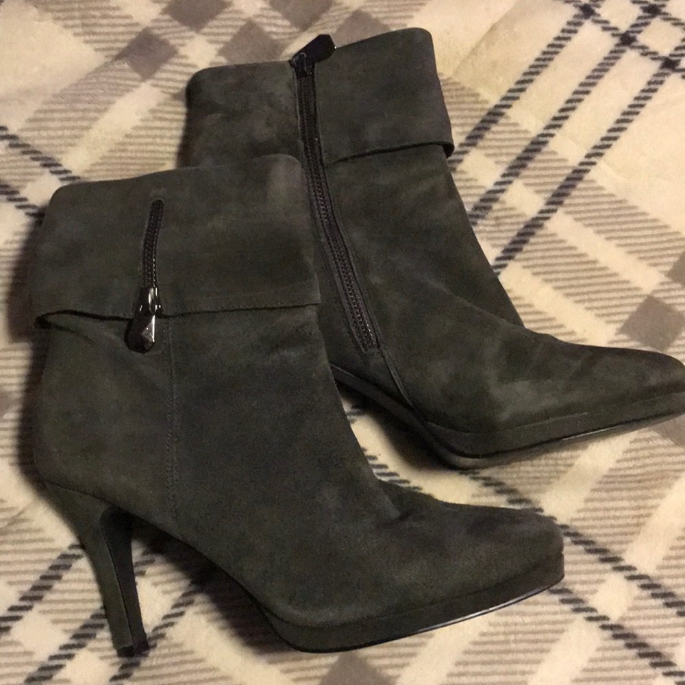 Tahari grey suede heeled boots